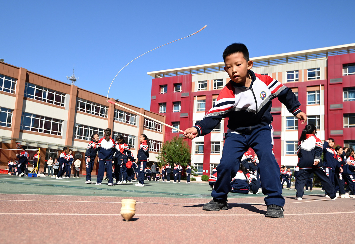 2023年11月6日,河北邯郸,邯山区实验中学小学部的学生