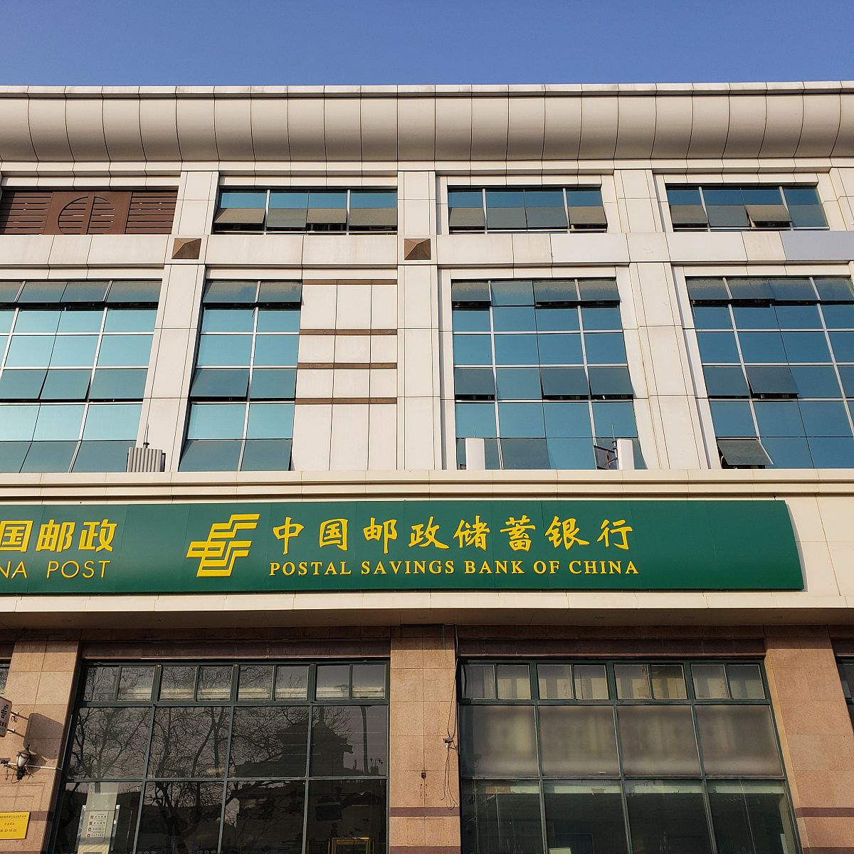 你现在的身份是论文作者请撰写内容：目前邮政银行西安分行银保产品主要以产品寻找客户为主请对2021年邮政银行西安分行银保产品季度销售进行阐述