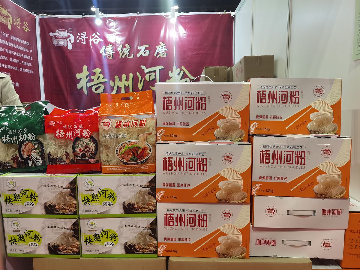 全国人大代表胡美娥：把全国两会精神送进农家小院，根据这个话题写一篇新闻