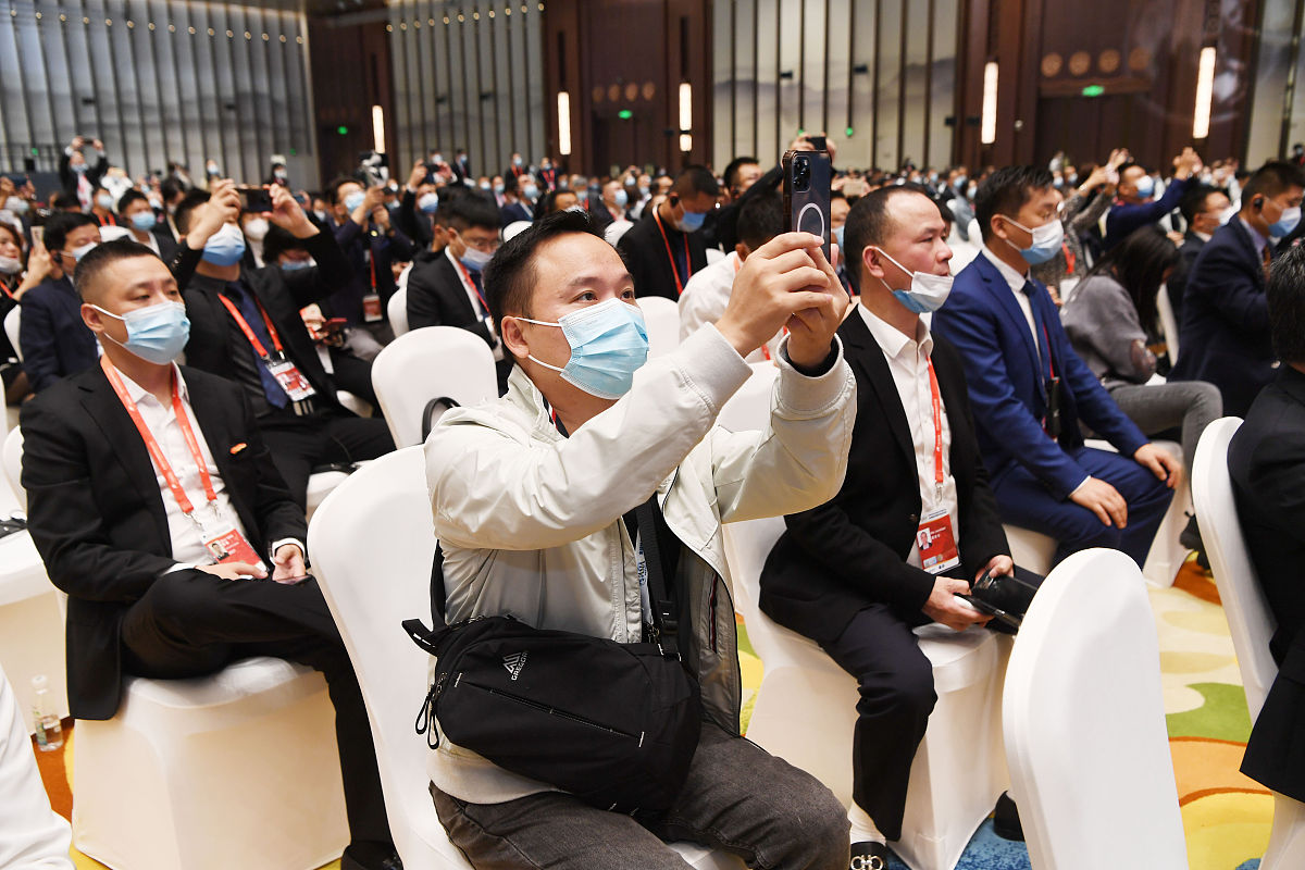 以学术化的内容适当增加或者删除内容并进行总结：圆柱壳相关结构的应用如此广泛又极其重要其在不同载荷下的屈曲强度测试是具体装配使用前的必须项。而圆柱壳屈曲机理及理论的相关问题也一直是研究的热点根据理论结果印证实验结果可以更好的指导工程人员对圆柱壳结构进行设计提高结构的稳定性、安全性、经济性具有相当重要的研究意义与价值