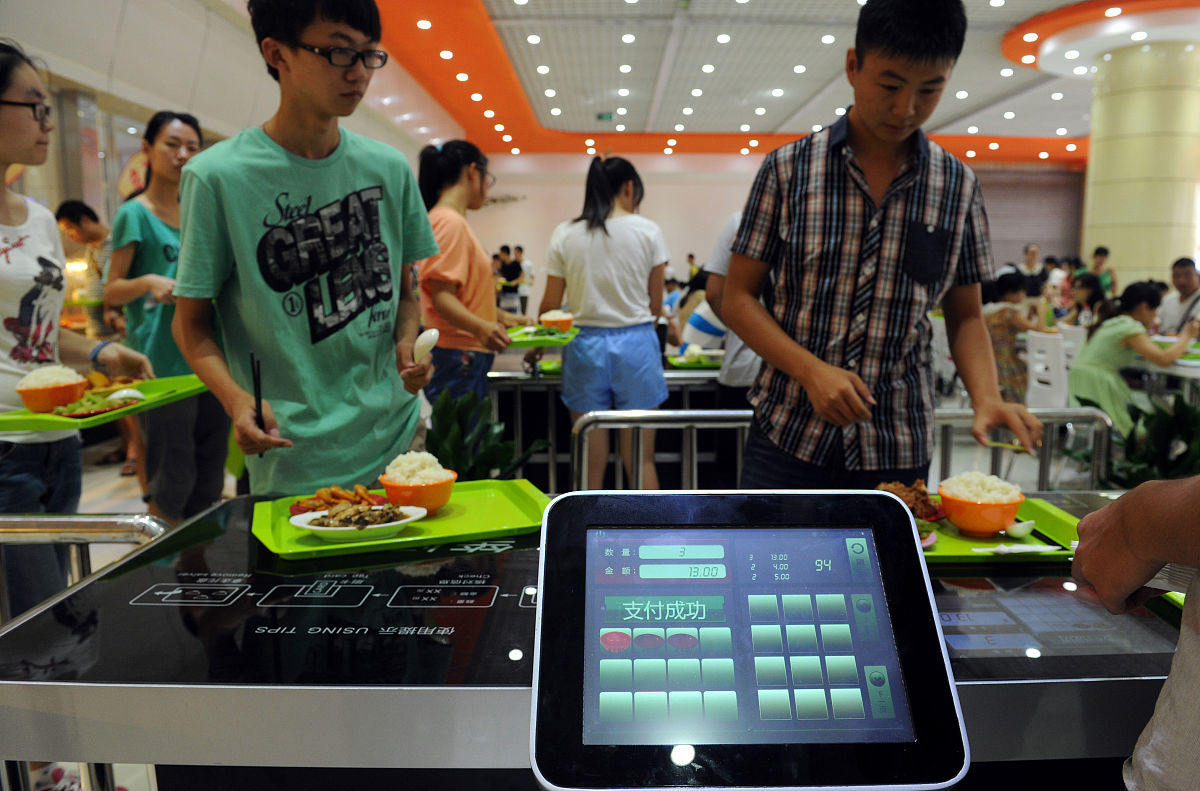校园食堂未来发展趋势：健康、智能、多元化