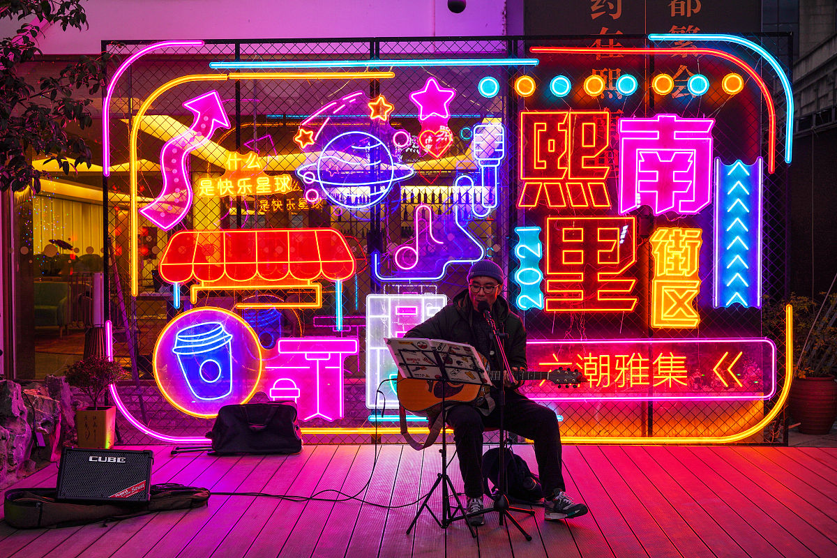 小酒馆抖音宣传文案：来这里，让你的忧愁都暂时放下！