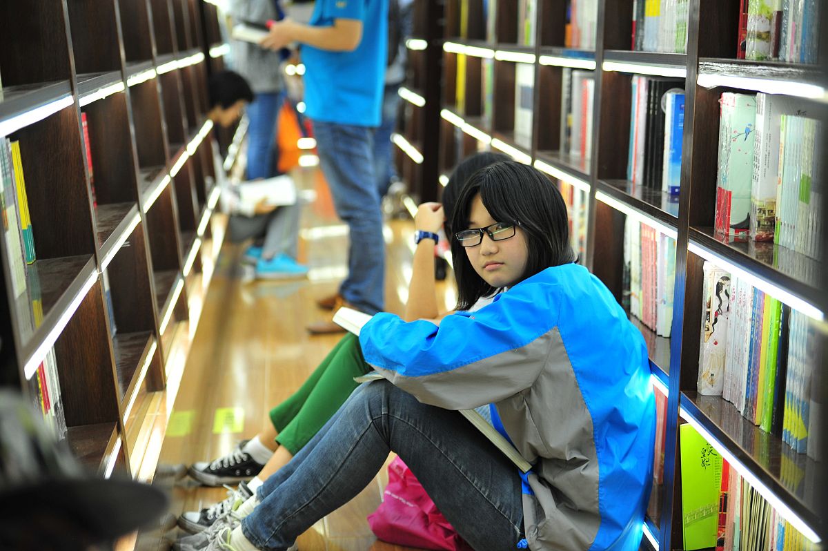 论述九年级学生语文课外阅读不足的建议不少于500字。