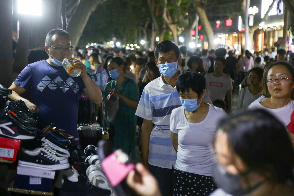 2020年6月1日,郑州健康路夜市复市,前来逛街的市民熙来攘往,而商户则