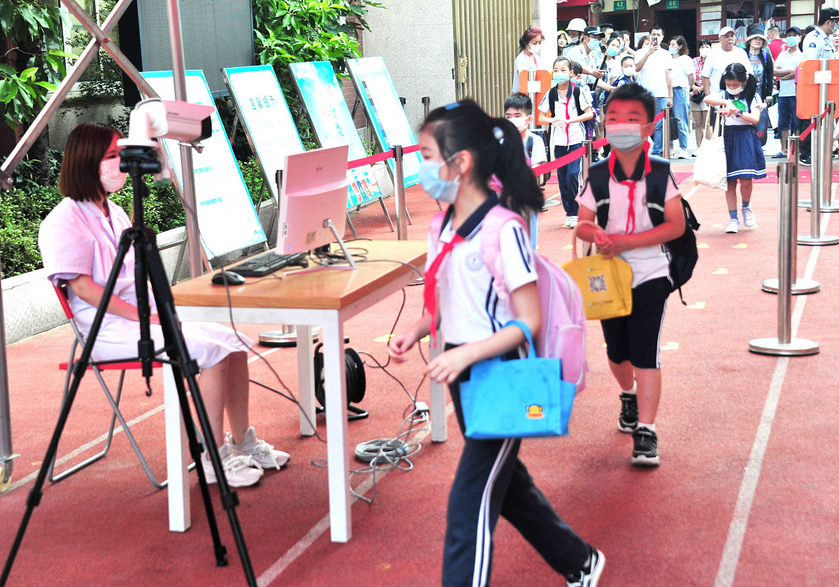 小学生讲解如何佩戴口罩，