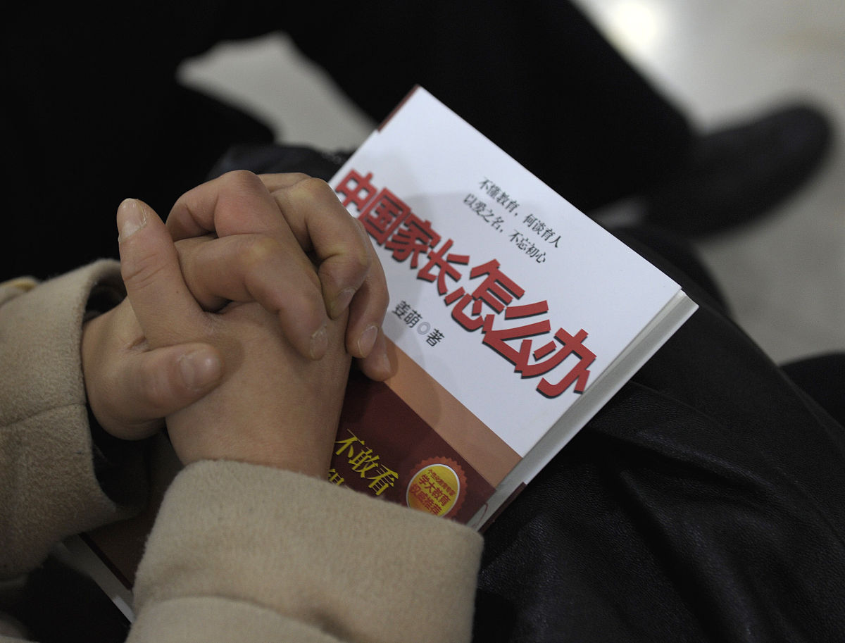 以家长的角度写一段200字以内关于中学生家庭教育的感想