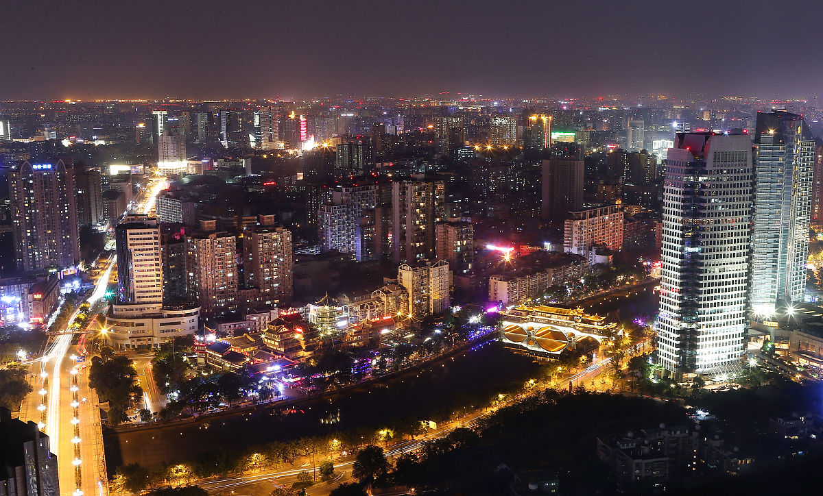 2018年6月5日,成都,灯光点亮夜空,夜景迷人.图为府南河廊桥的夜景.