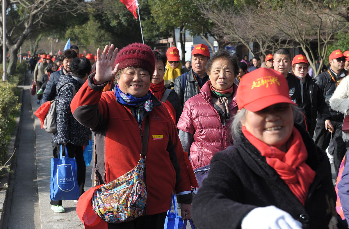 2018年1月1日,浙江舟山,徒步爱好者在普陀山景区徒步旅行.