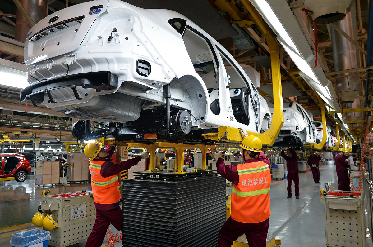 新能源汽车电池产业的生产工艺是什么？请从水、气、固、废、噪声等具体描述会产生什么污染物？