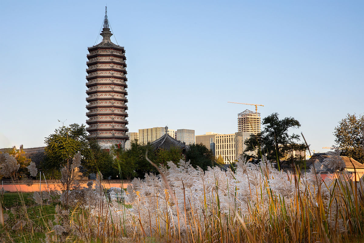 根据对背景中《北京城市副中心（通州区）文化旅游产业高质量发展三年行动计划（2022-2024年）》的理解，简要分析：文化是如何促进旅游业的良性发展的？