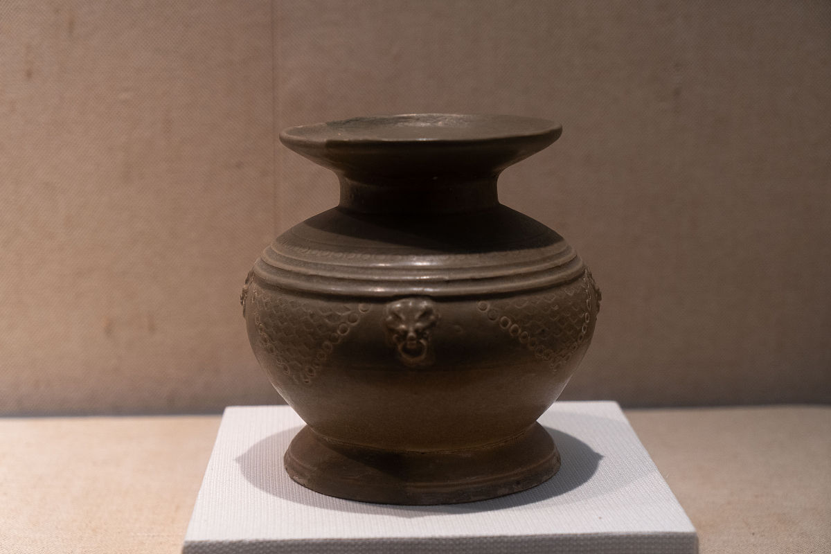 2021年7月24日,杭州,浙江省博物馆瓷器展,西晋越窑青瓷唾壶.