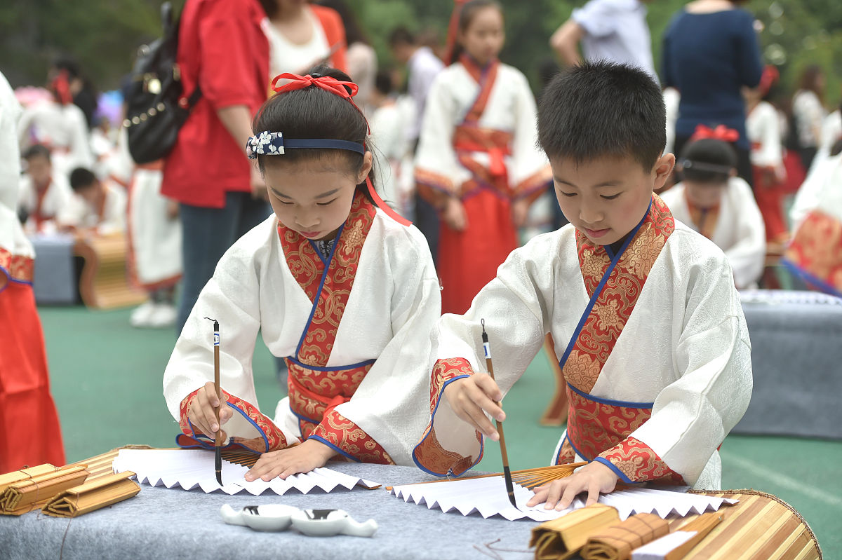 2018年5月28日,南京市秦淮区第一中心小学三年级全体师生及家长在学校