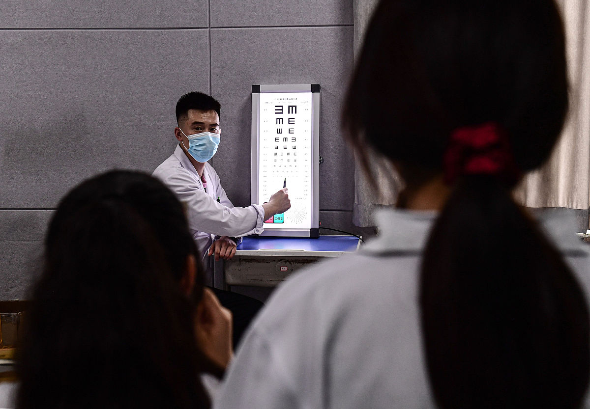 近视问诊剧本：医生、孩子和家长