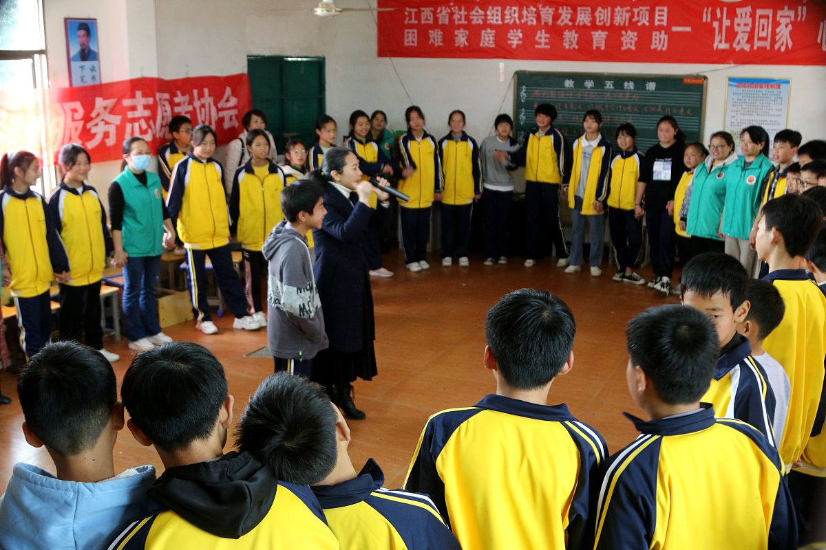 2021年11月20日,江西省遂川县心理健康服务志愿者协会公益人员在珠田