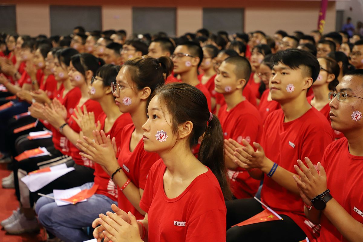 14天军训总结：从合唱团表演到膝盖受伤，收获成长与友谊