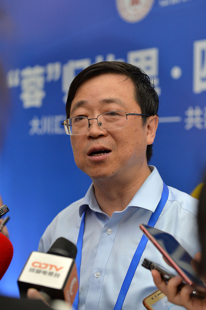 70周年校庆筹备工作的会议纪要800字2022年7月17日校长在学校一号会议室召集全体教职工扩大会议专题研究和部署百年风华100周年校庆近期筹备工作校党委书记、副书记、副校长参加会议；有关方面汇报了前期筹备情况提出了工作建议。现将会议议定事项纪要如下：一、会议认为二、会议明确三、会议强调