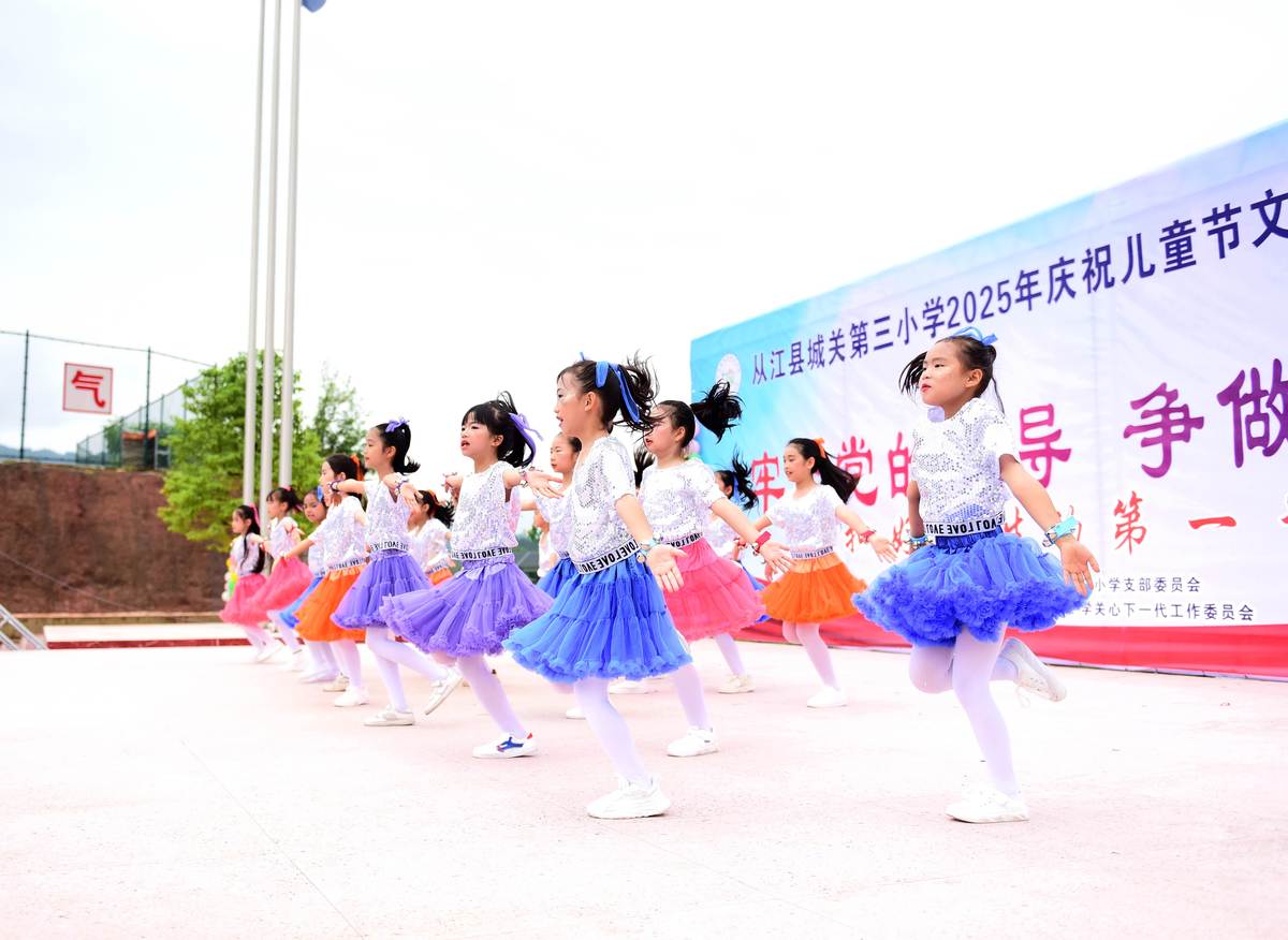 让每位学生都能在舞台上尽情展示青春活力和才华横溢。修改成标语