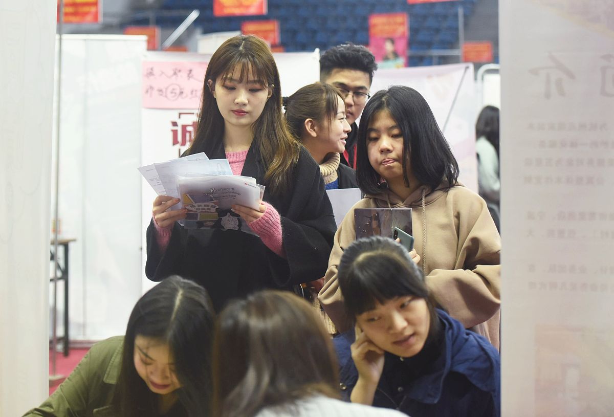 杭州2022年女生学幼师学校好找工作吗