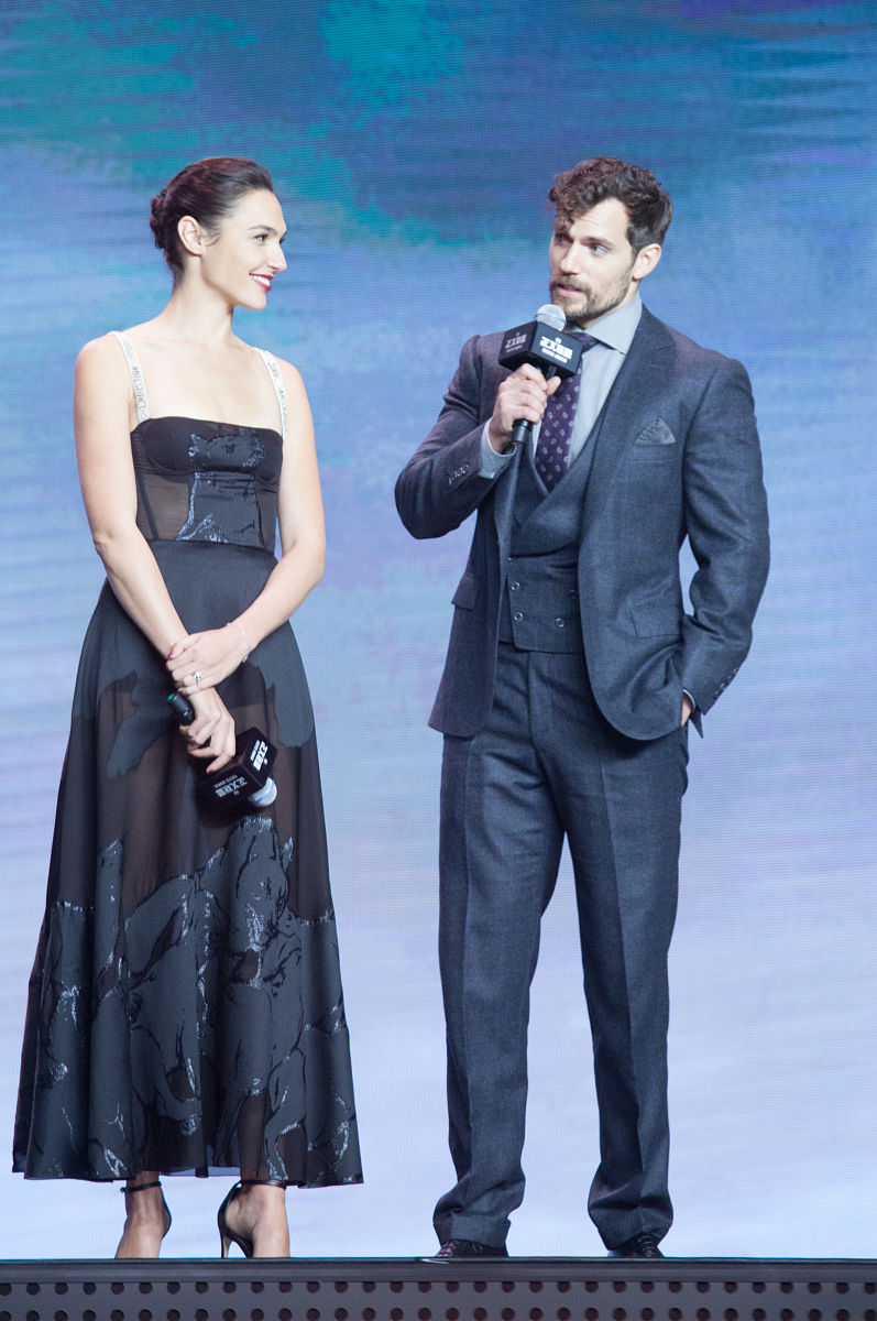 神奇女侠与超人汇合！已有两人！还有多少超级英雄将现身同一空域？