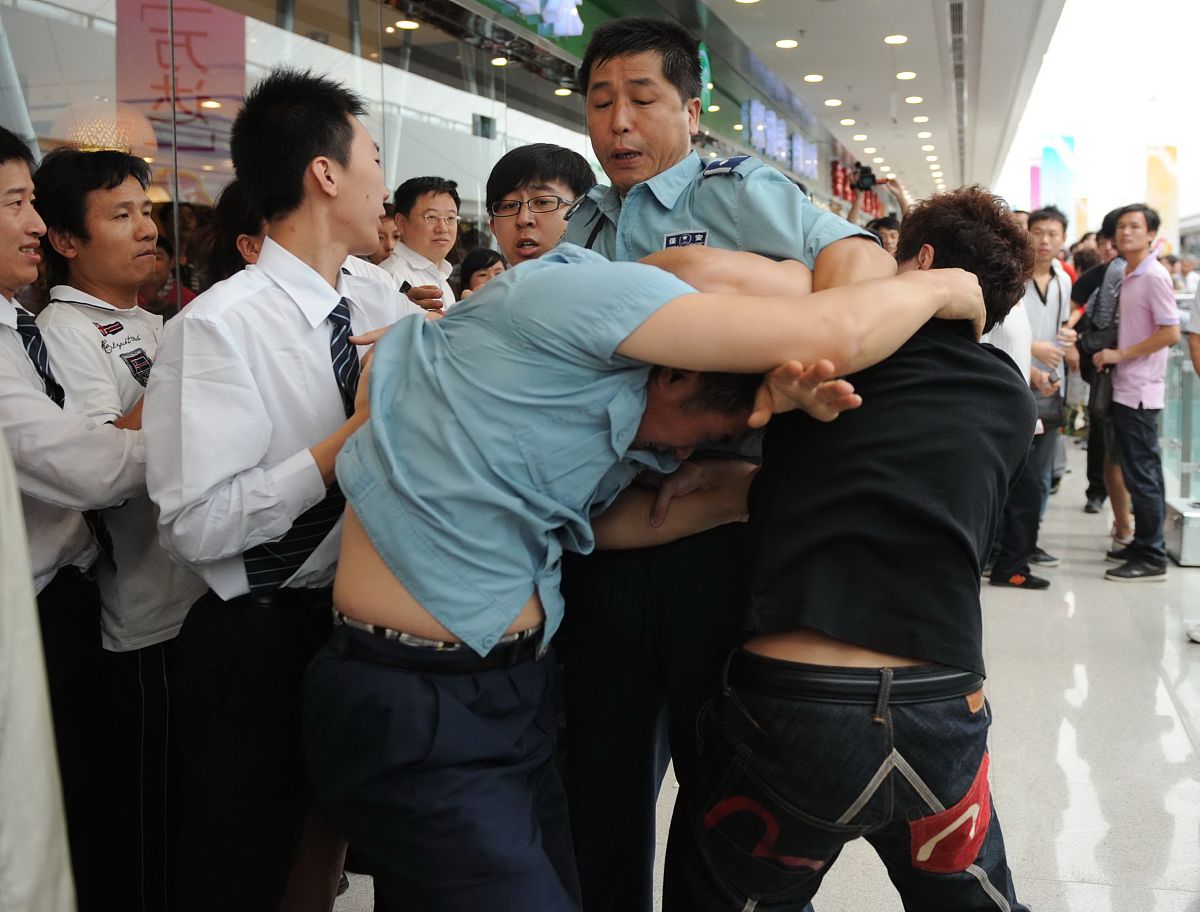 2010年9月10日,沈阳,艺人出席活动.+++_+++活动,混乱