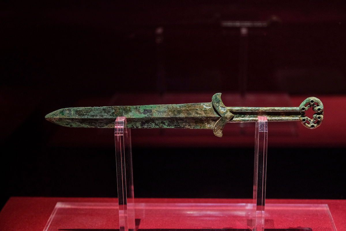 秦始皇难道是武林高手吗？为什么喜欢收集名剑？