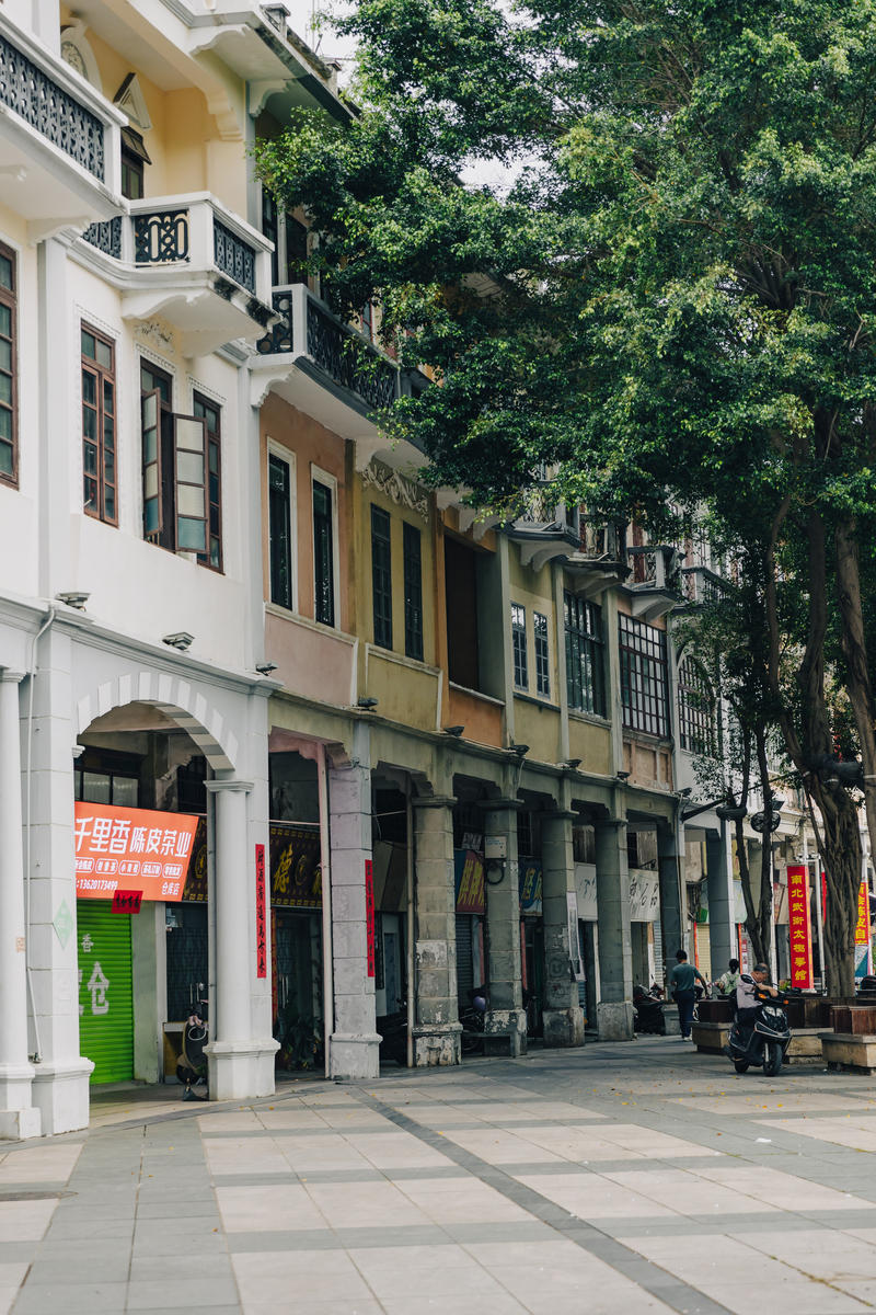 江门长堤历史文化街区的活化利用的模式途径和策略1保护与修缮：保护历史文化街区的建筑和文化遗产修缮老旧建筑保留历史文化遗迹。2建立文化中心：在历史文化街区内建立文化中心为游客提供文化体验、展览、演出等活动。3开发旅游资源：发掘历史文化街区的旅游资源开发各种旅游项目和旅游产品吸引游客前来参观和旅游。4营造良好的商业氛围：在历史文化街区内引入具有地方特色的商业活动如餐饮、手工艺品、纪念品等营造出独特的商