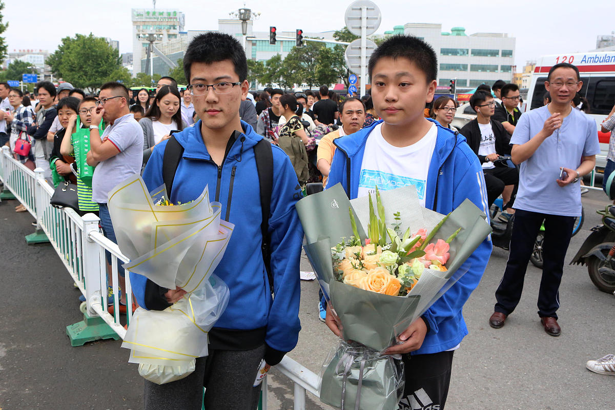 答辩PPT致谢模板感谢学校的培养感谢指导老师的帮助感谢答辩组老师的指导简短