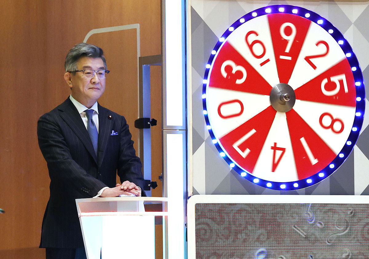 当地时间2020年12月31日,日本东京,东京举行年终特大彩票抽奖,中奖者