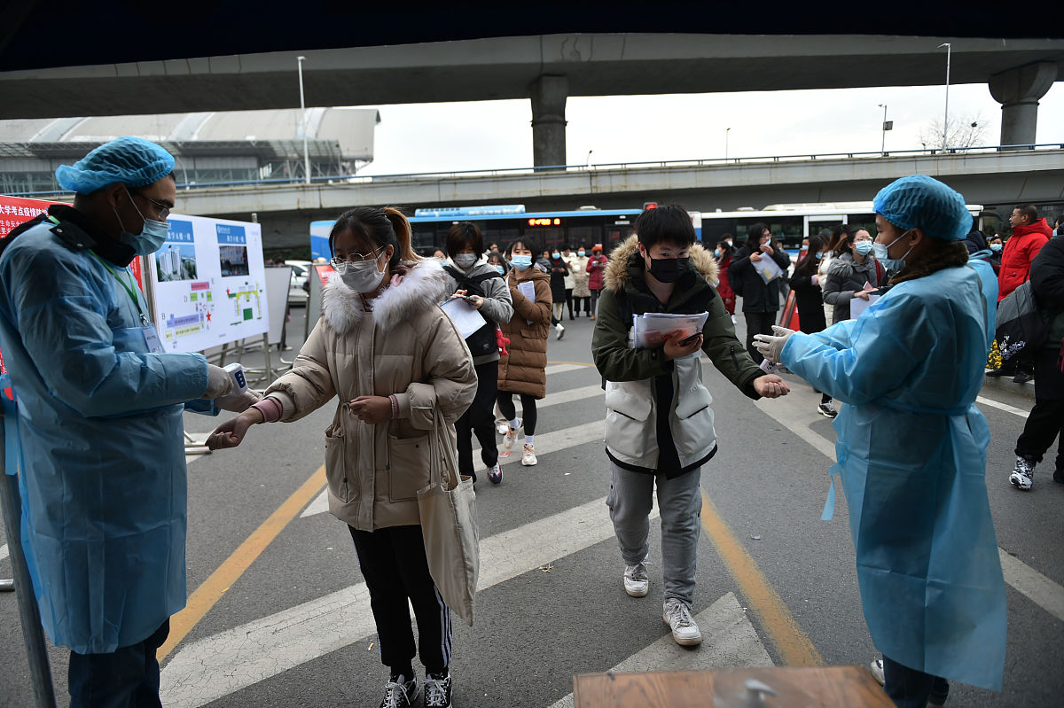韩国中小学无限期关闭：疫情防控下的教育挑战
