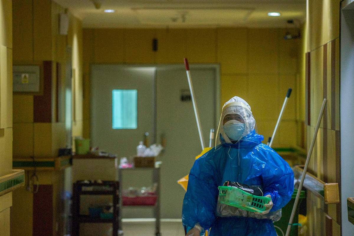 当地时间2021年7月8日,印度尼西亚东爪哇泗水市,医院的医务工作者正在