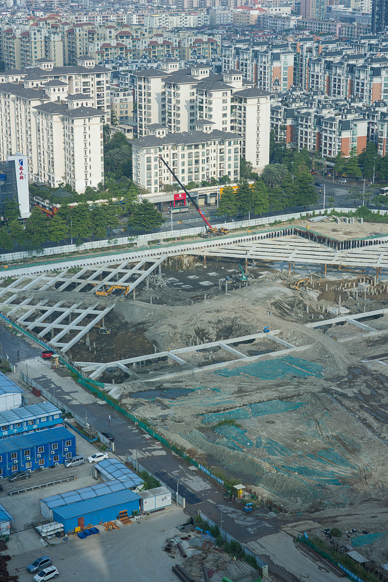 根据这段话项目概况：龙岗区布吉三联路市政工程位于吉华街道三联片区道路呈东西走向起点西接布龙路辅道终点东至二号路全长1682米沿路设置跨布吉河、跨径30米预应力砼简支小箱梁桥1座钢箱梁人行天桥1座中心桩号K0+780跨径36米含电梯天桥北侧为三联储运学校连拱隧道1座K1+135～K1+645其中暗挖段284米明挖段226米明挖段最大覆土厚度约45米项目合同价款62543万元。编制项目收尾策