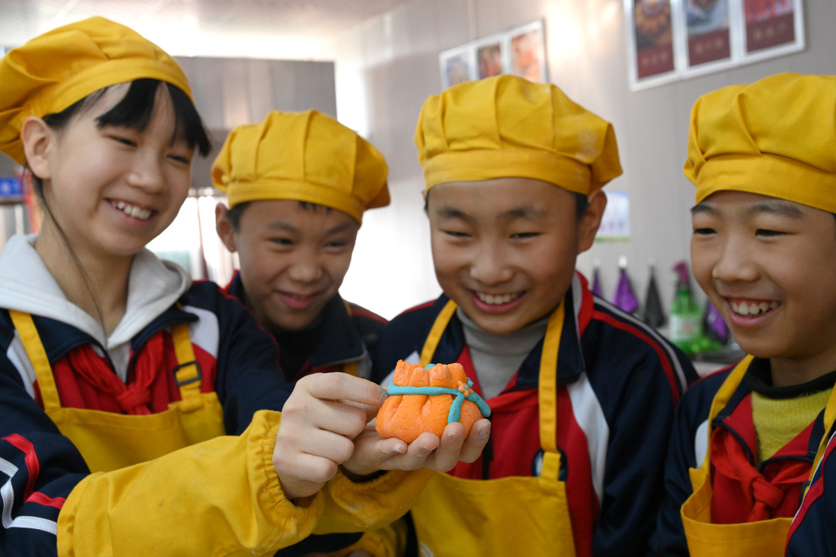 2024年1月25日,河北省邯郸市丛台区春光小学的学生在