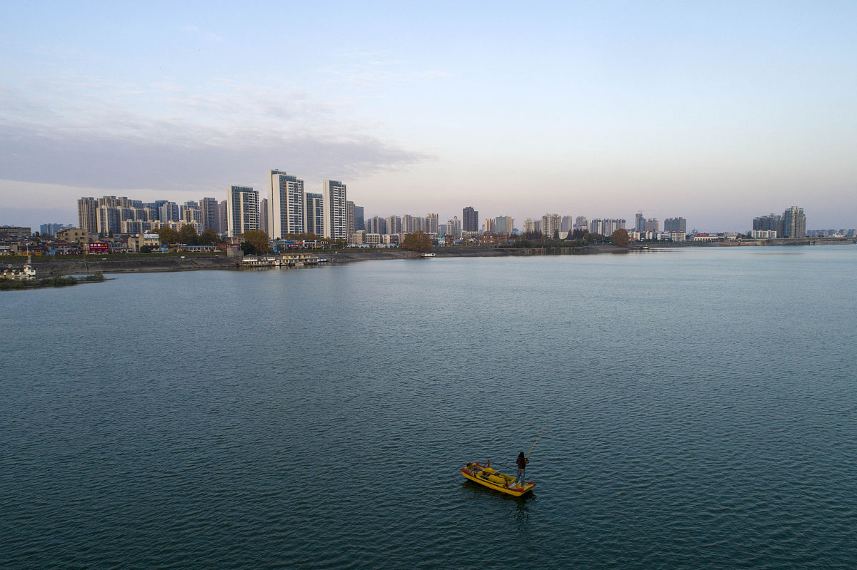 2019年11月25日,湖北省襄阳市,一艘小船驶过静静的汉江.