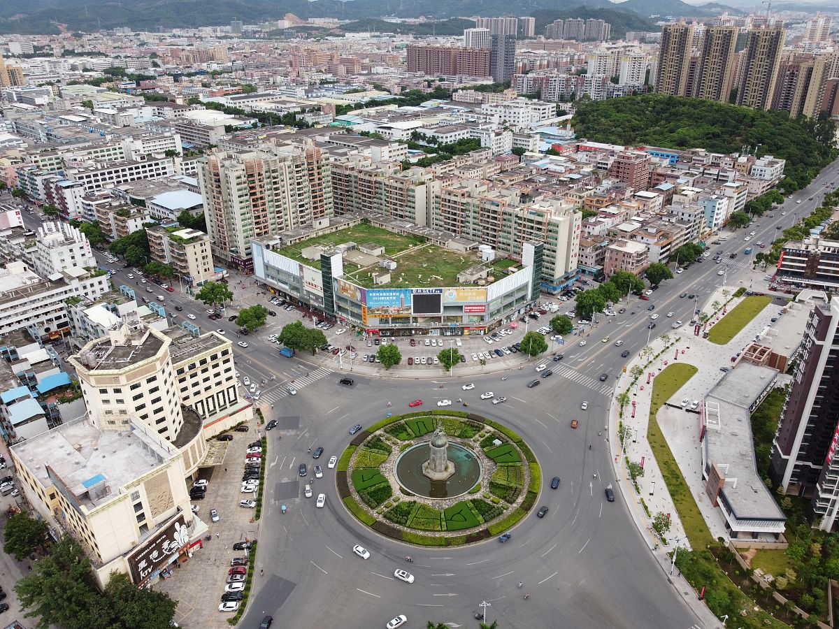 2020年8月11日,广东省东莞市清溪镇,镇标及其周边环境.
