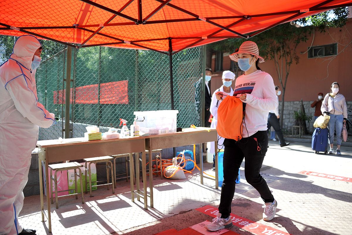 我要参加毕业论文答辩下面是我的讲稿帮我修改下面的句子：尊敬的各位评委老师大家上午好！我是作物栽培学与耕作学专业2019级博士研究生XX。今天我论文答辩的题目是XXXX。