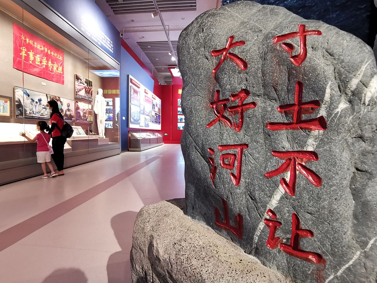2021年7月24日,北京,实拍卫国戍边英雄遗物展.图为展览一旁矗立着新疆