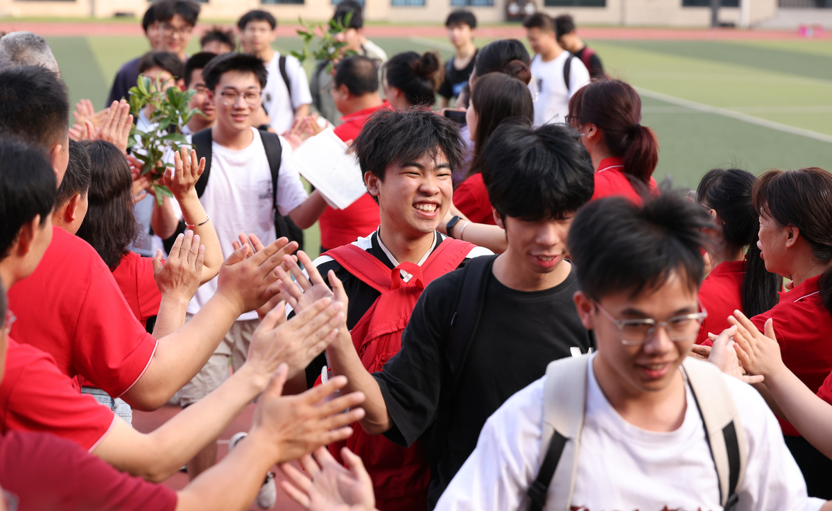 高中共青团活动报告：青春燃起激情，共筑美好未来