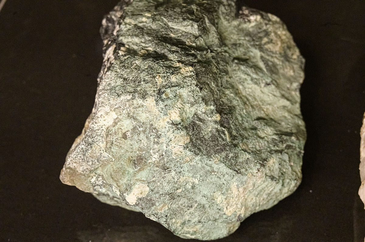 对以下内容进行大幅度中文改写要求语言通顺逻辑清晰。Harmer等人18研究了pH=1、85 ℃条件下黄铜矿表面产物层随时间的变化并提出了3步反应机理：1Cu和Fe被释放到溶液中S2-聚合生成Sn-；2金属阳离子没有释放到溶液中但是表面S2-和其他短链多硫化物将会重新生成并进一步氧化形成单质硫S0；3金属阳离子的释放。