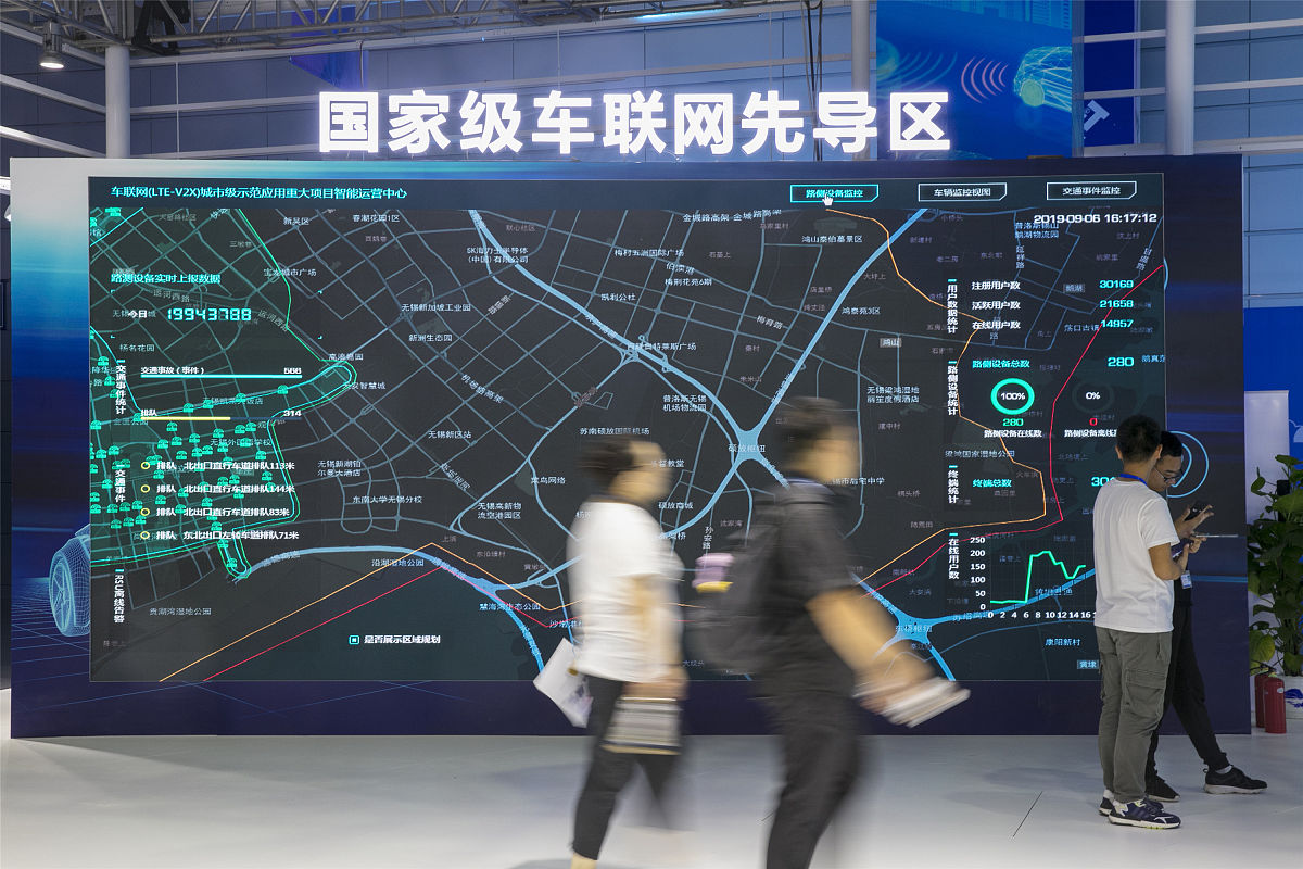 帮我设计前湾新区汽车产业专题驾驶舱的功能描述