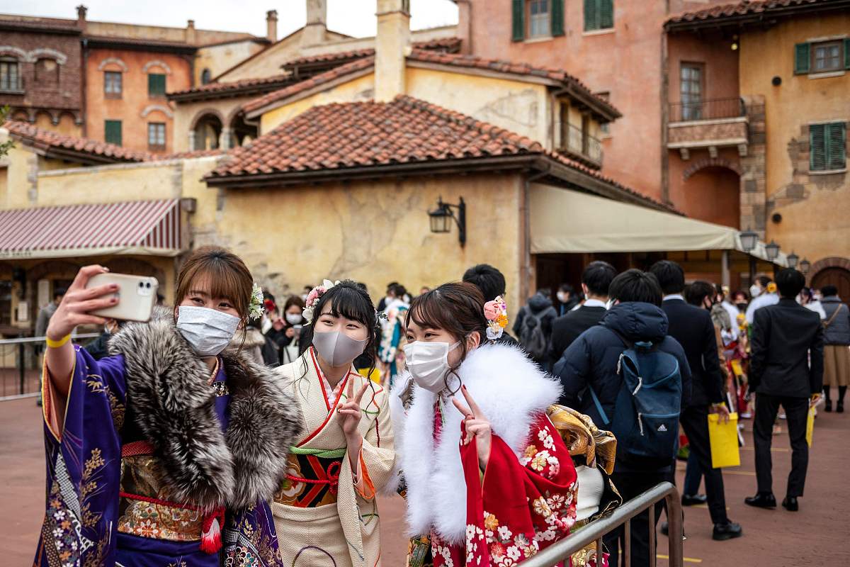 当地时间2021年3月7日,日本浦安市,日本少年少女盛装出席成人节典礼.