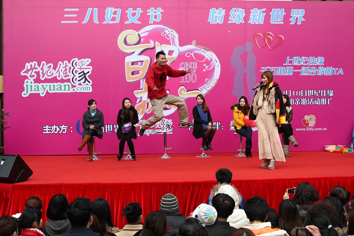 2012年03月08日,上海,当天是"三八"妇女节,新世界城门口别出心裁地搭