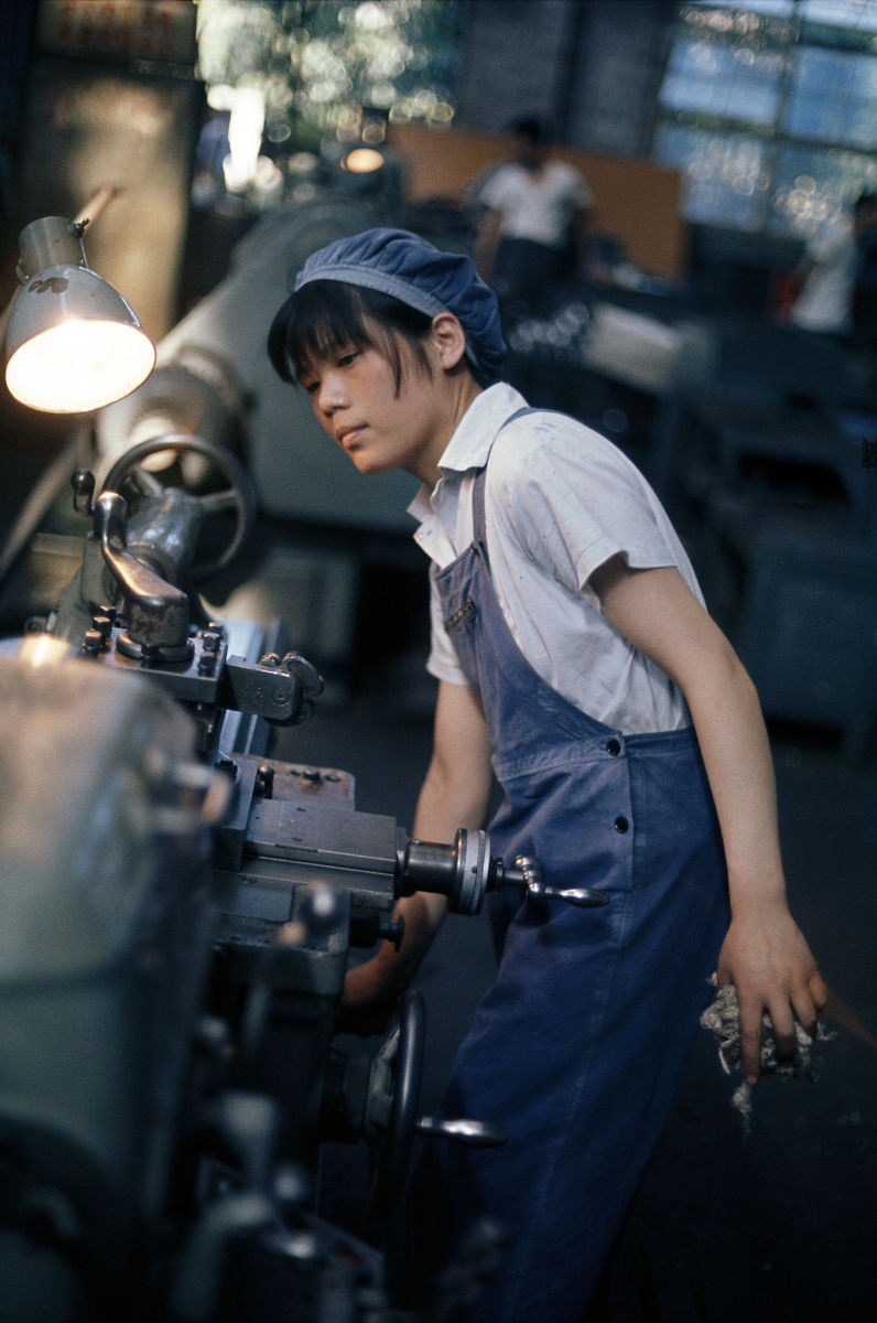 1980年代,上海,工厂里的工人.woman working in factory (photo by ma