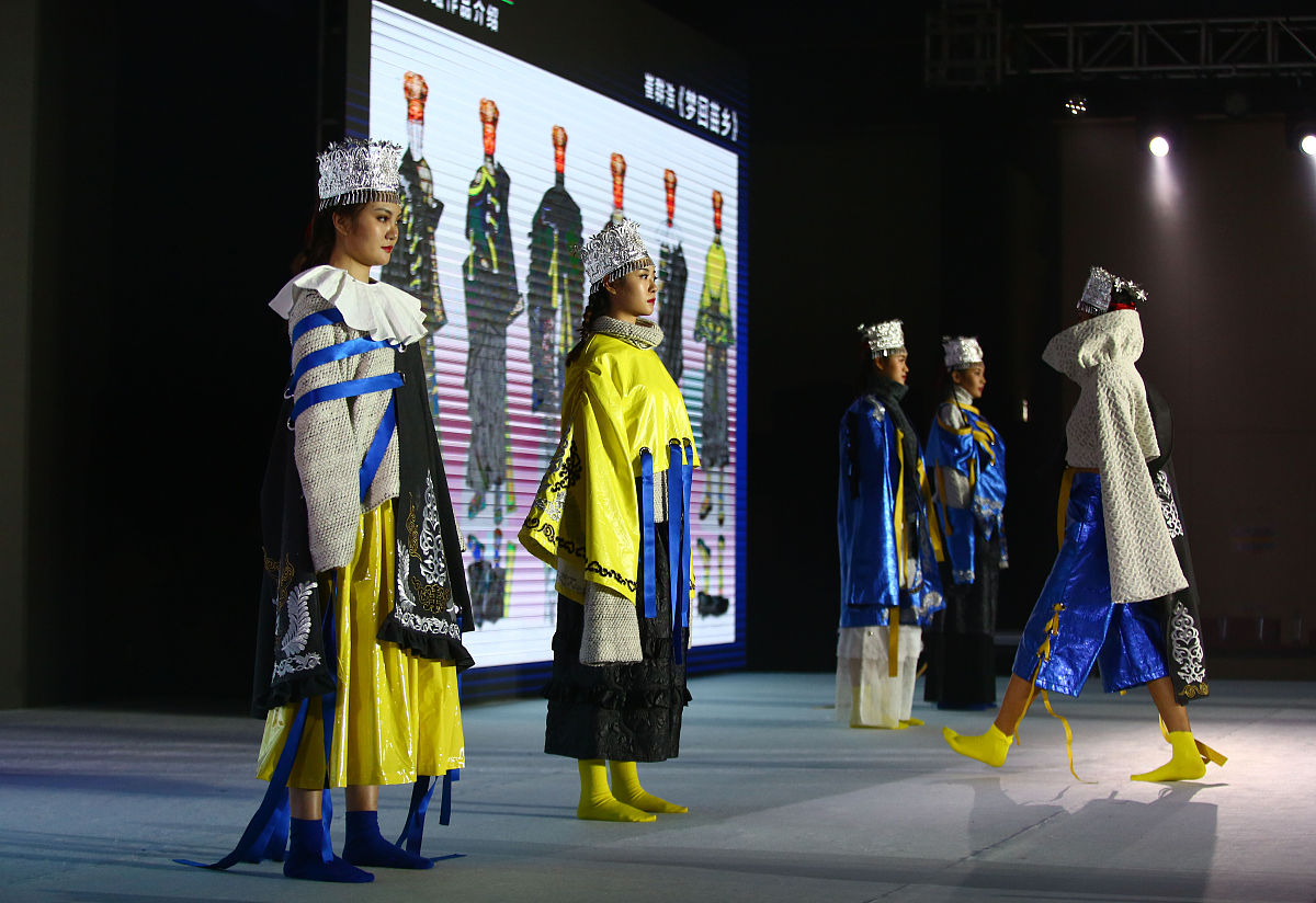 民族服装与服饰专业就业方向：设计师、生产管理、营销等