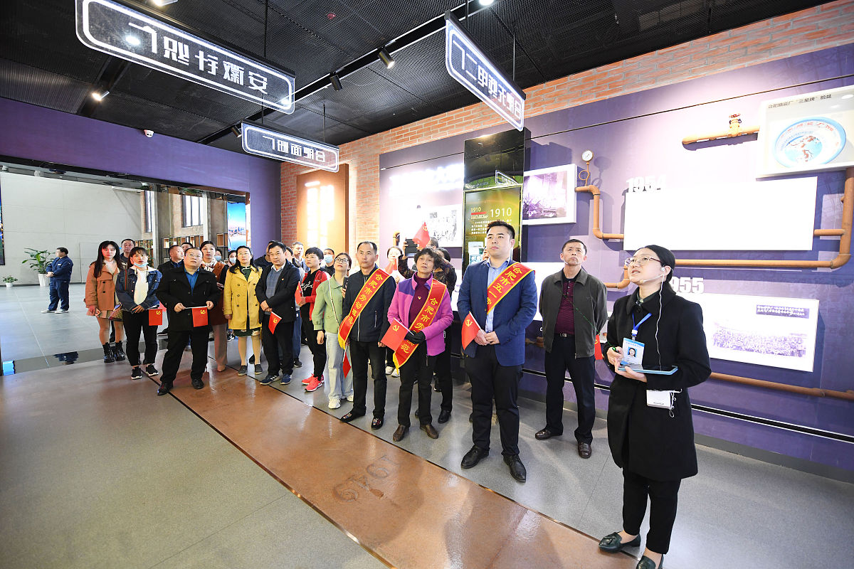 劳模精神：致敬默默奉献的伟大力量