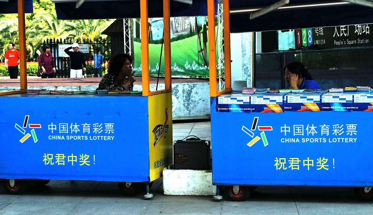 2012年5月10日,上海,中国体育彩票的销售点.