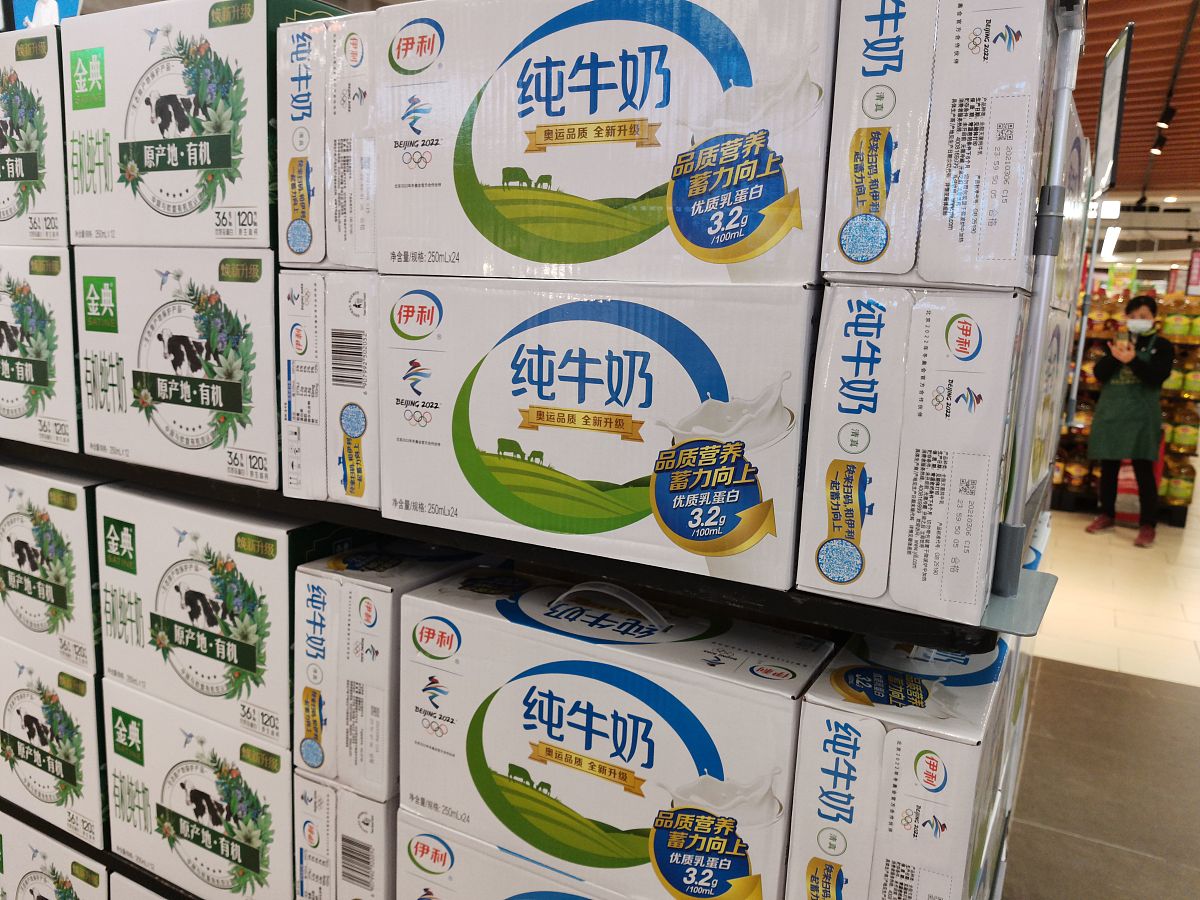 生成一个对话式的骆驼奶推销短视频剧本