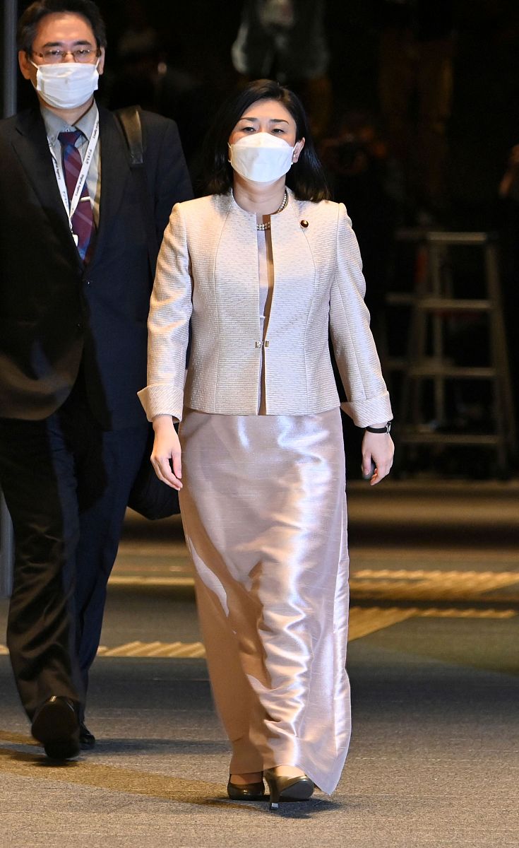当地时间2021年11月10日,日本东京,官员前往皇宫出席首相任命仪式和阁