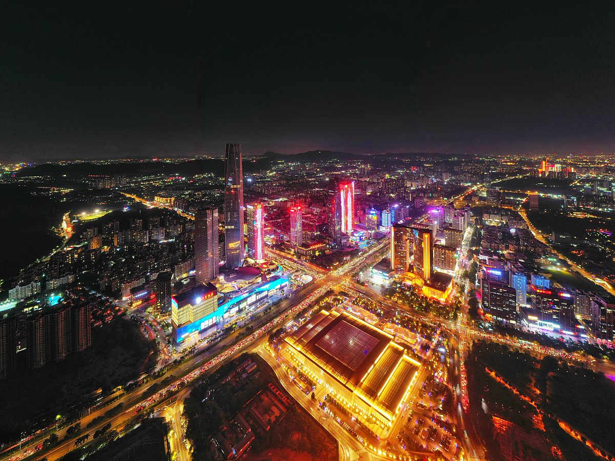 2021年11月9日,广东东莞城市夜景.