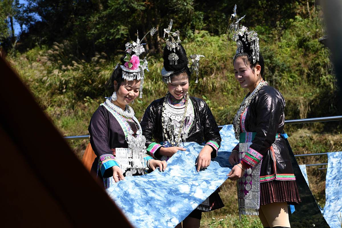 2019年11月14日,贵州黔东南,侗族妇女在榕江县丰登侗寨倚山人织布染布