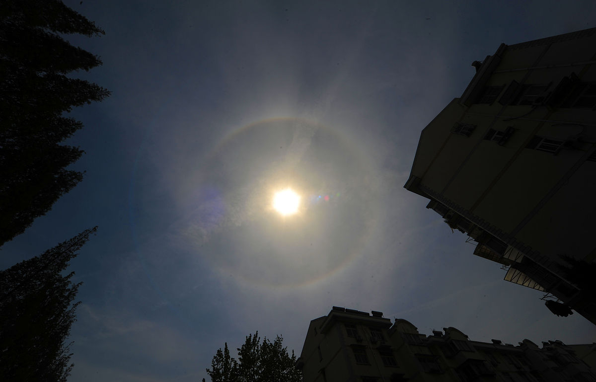 2015年4月21日,江苏淮安,当日中午,淮安市区天空出现日晕天象.